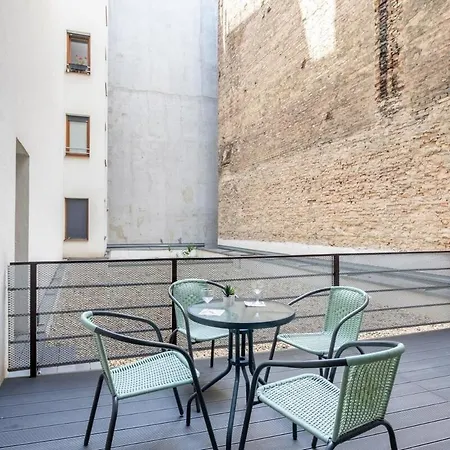 & Cozy With Two Balconies Apartmán *